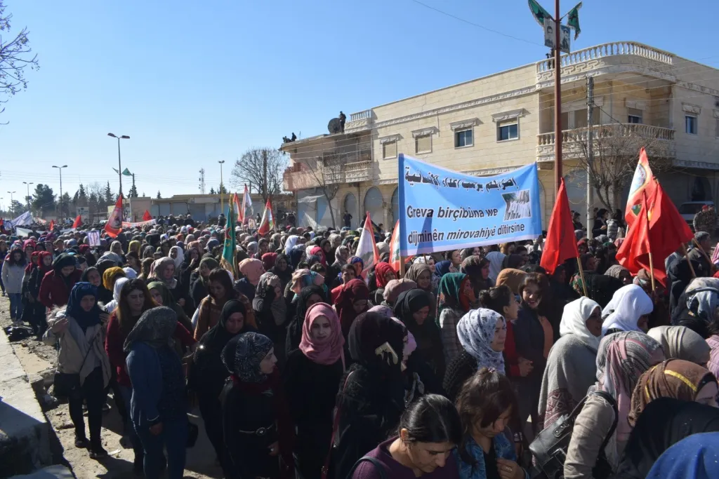Bi hezaran kesî tecrîda li ser Ocalan û bêdengiya navneteweyî şermezar kir