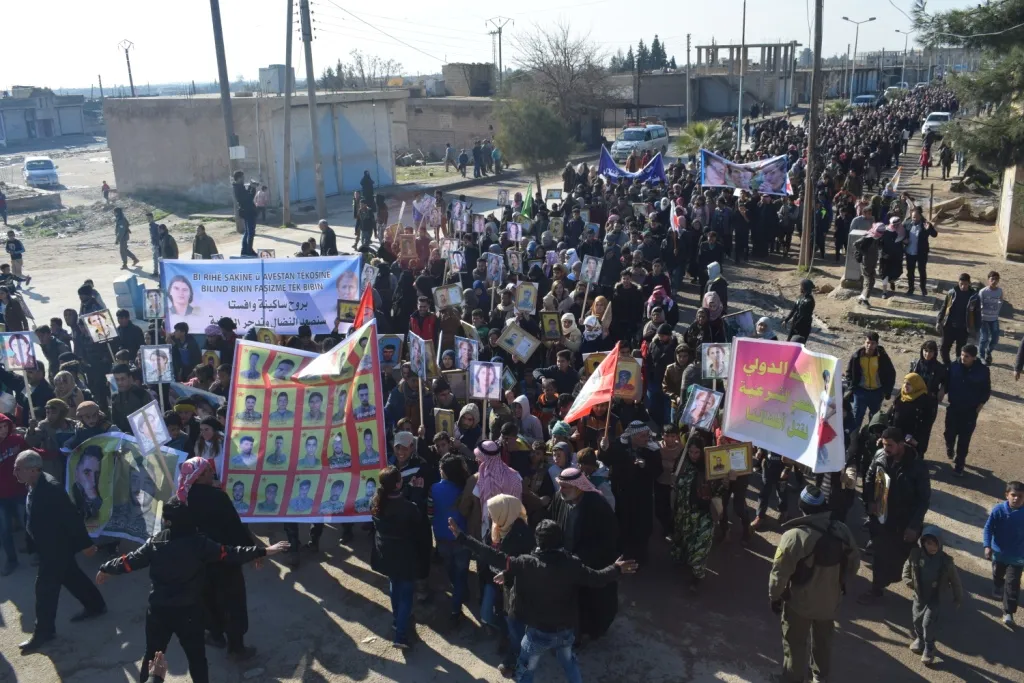 Bi hezaran kesî tecrîda li ser Ocalan û bêdengiya navneteweyî şermezar kir