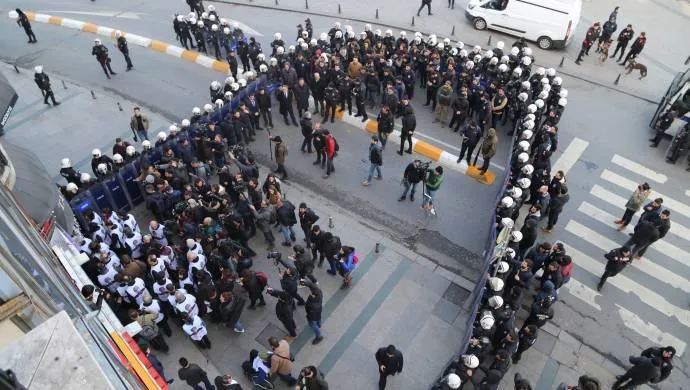 Parlementerên HDP’ê tevî astengiyan meşiyan