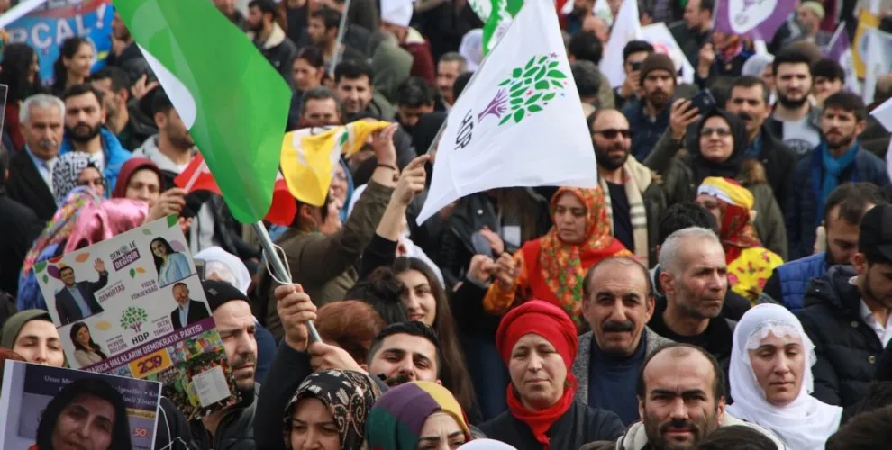 Li Bakirkoyê bi deh hezaran kes tecrîd û faşîzmê protesto kirin