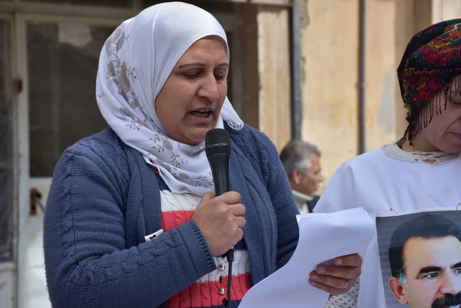 Çalakiyên şermezarkirina komploya navneteweyî berdewam in
