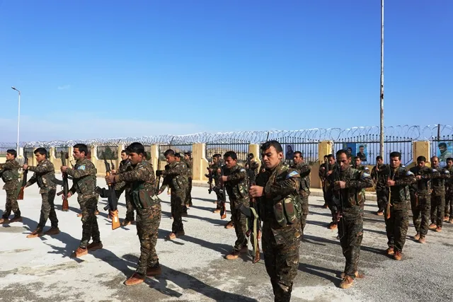 Di pêngava duyemîn de Meclisa Leşkerî ya Minbicê xwe wek artêş bi rêxistin dike