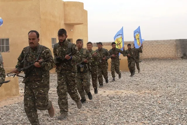 Di pêngava duyemîn de Meclisa Leşkerî ya Minbicê xwe wek artêş bi rêxistin dike