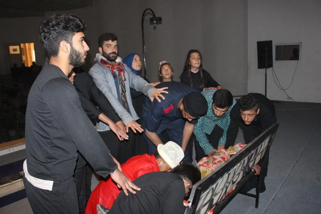 Şanoya `Cenazeyek li ser peyarê` rewşa Sûriyê vedibêje