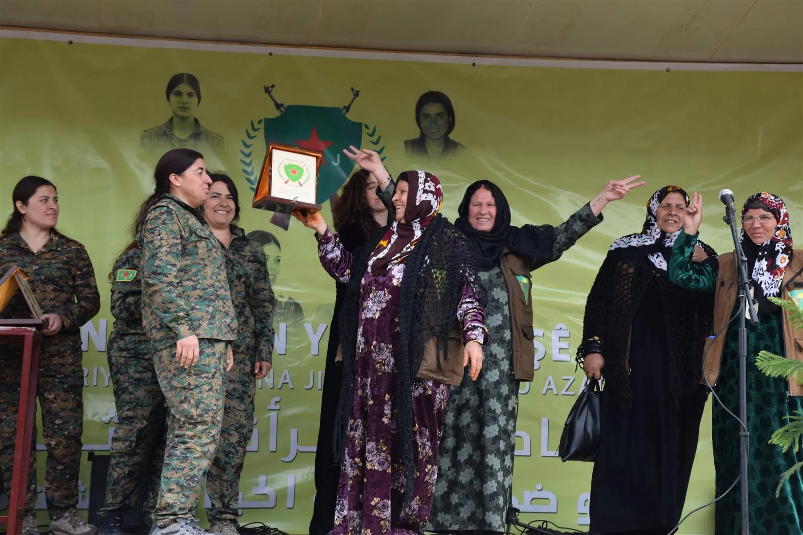 YPJ`ê di şahiyê de hejmarek ji saziyan xelat kirin