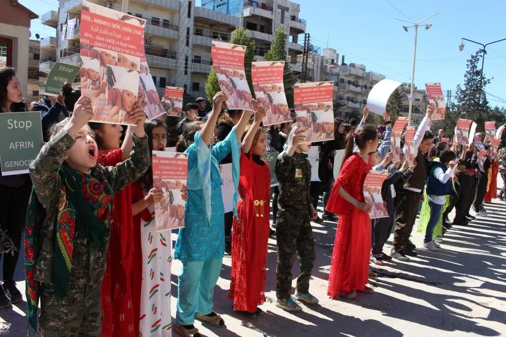 ‘Zarokên Efrînê rizgar bikin’