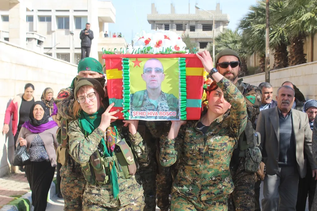 Cenazeyê şehîdê enternasyonalîst Hîwa, derbasî Başûrê Kurdistanê bû