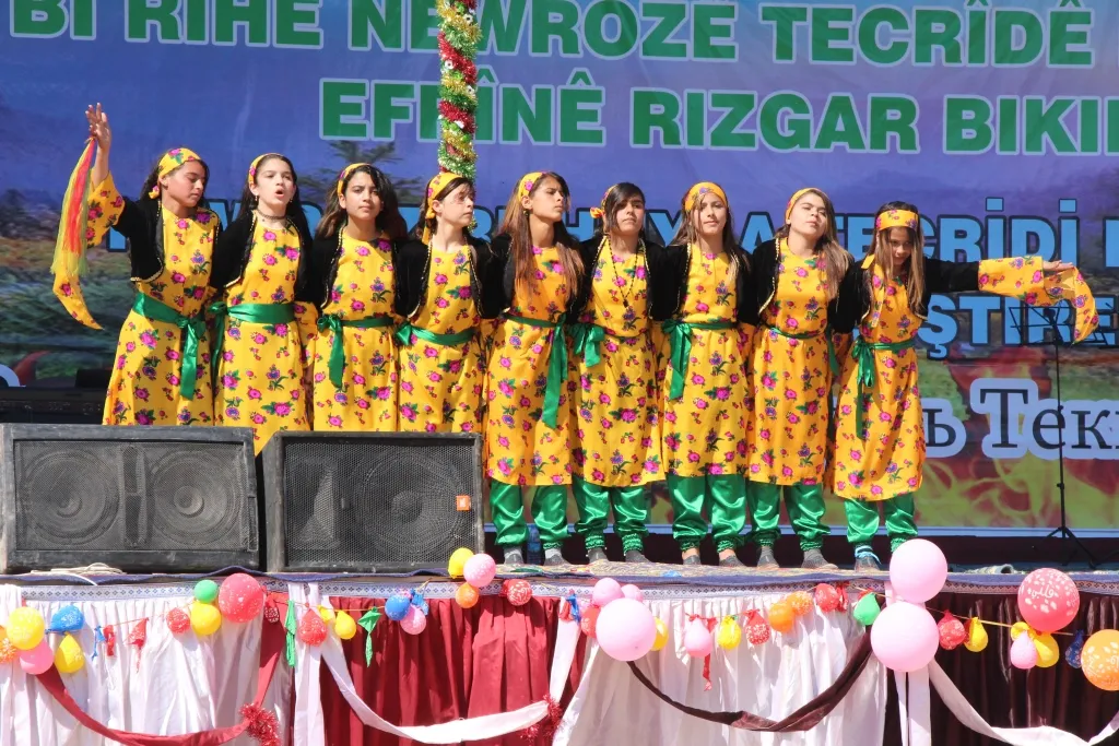 Pîrozbahiya Newrozê ya li bajarê Minbicê bi coş bi dawî bû