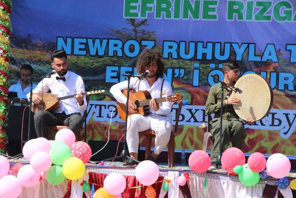 Pîrozbahiya Newrozê ya li bajarê Minbicê bi coş bi dawî bû