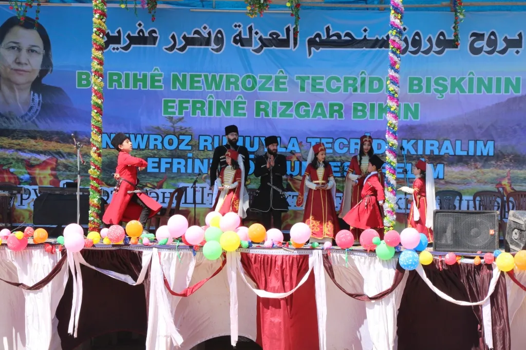 Pîrozbahiya Newrozê ya li bajarê Minbicê bi coş bi dawî bû