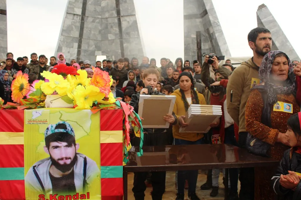 Li Kobanê du şehîd hatin oxirkirin û nasnameya du şehîdan hatin eşekerekirin