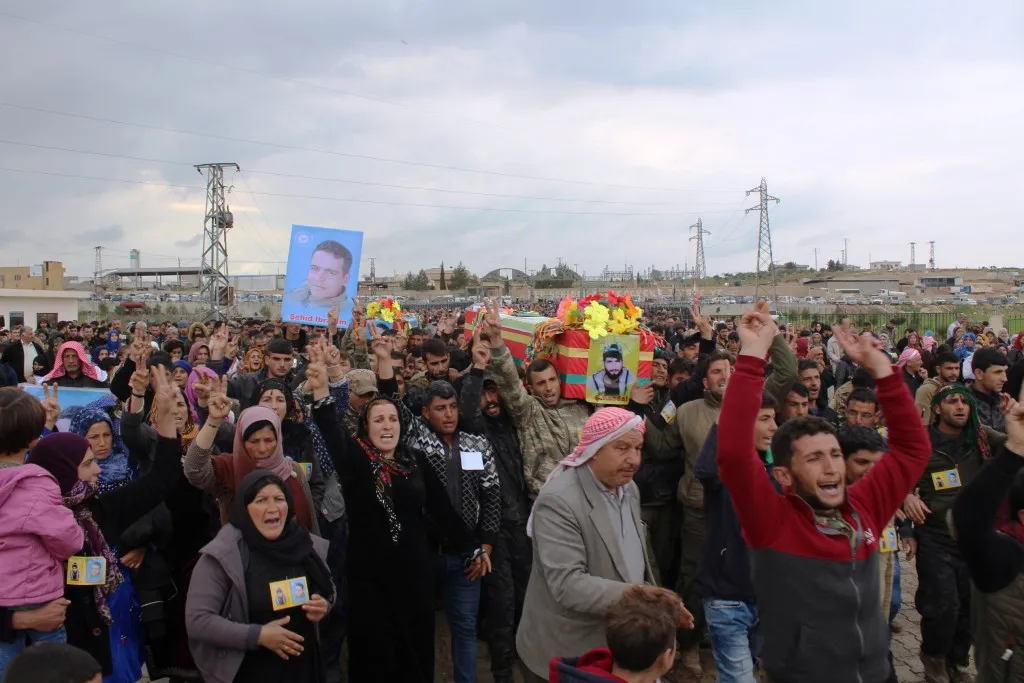 Li Kobanê du şehîd hatin oxirkirin û nasnameya du şehîdan hatin eşekerekirin