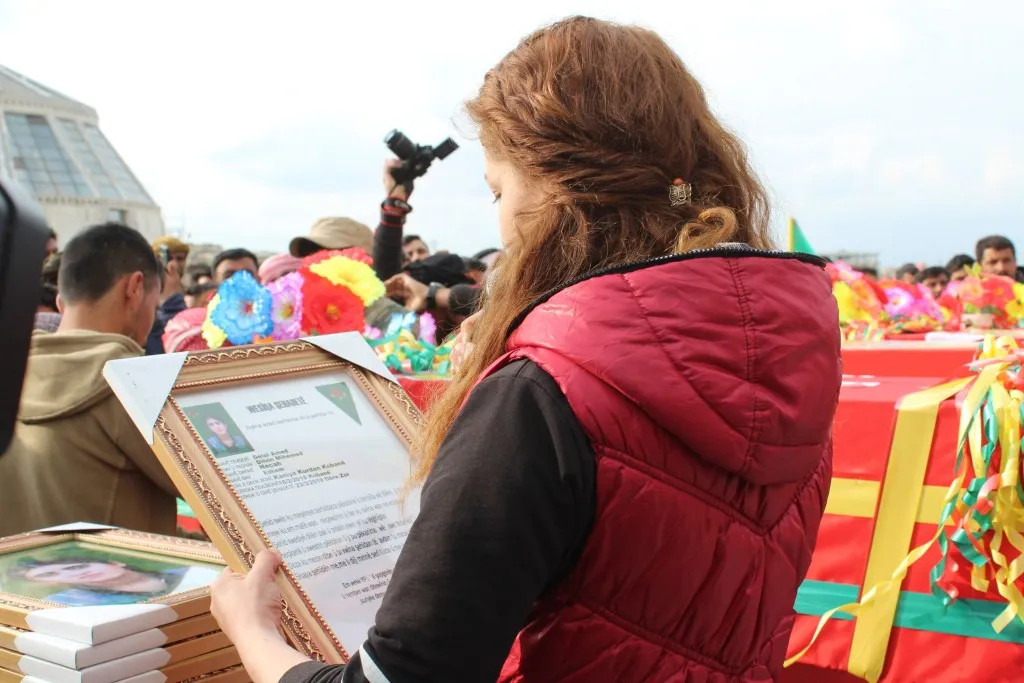 Şêniyên herêma Firatê şehîdên xwe spartin axê