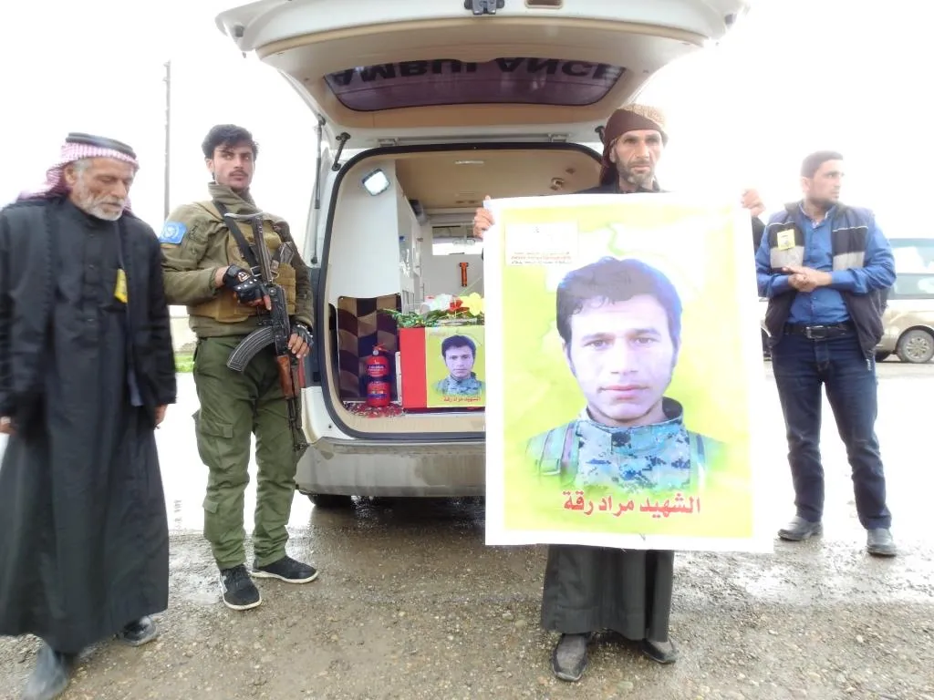Li Reqayê şehîdek hat oxirkirin û nasnameyên 7 şehîdan hatin eşekerekirin