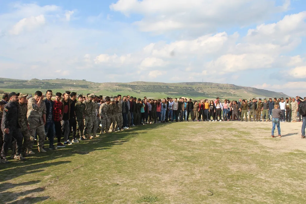 Gundên Koçerat têkçûna DAIŞ`ê pîroz dikin