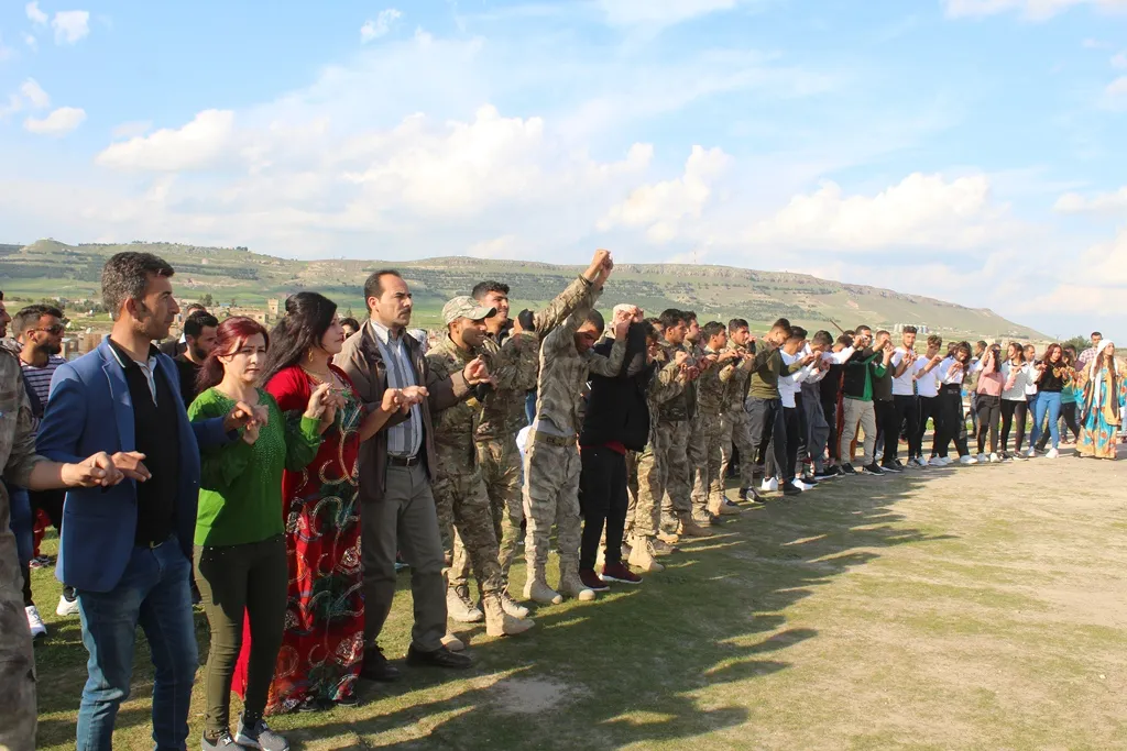 Gundên Koçerat têkçûna DAIŞ`ê pîroz dikin