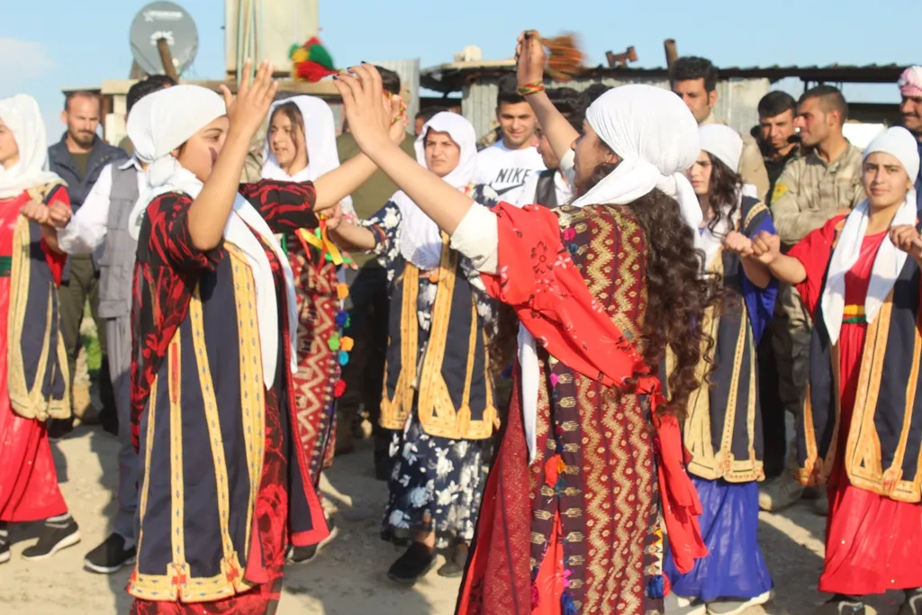 Gundên Koçerat têkçûna DAIŞ`ê pîroz dikin
