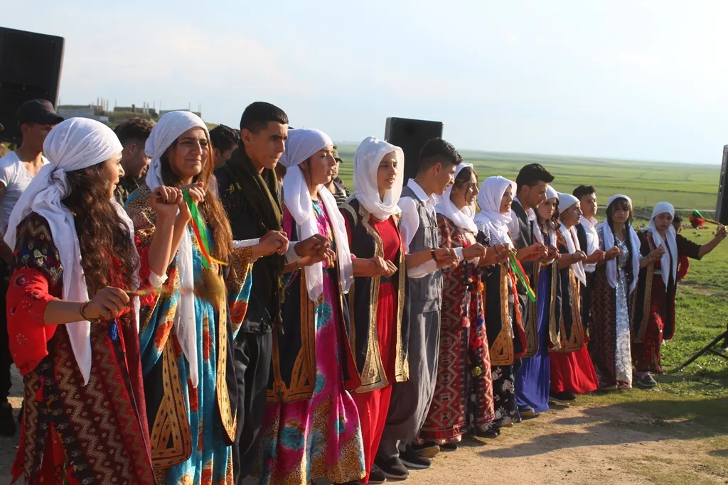 Gundên Koçerat têkçûna DAIŞ`ê pîroz dikin