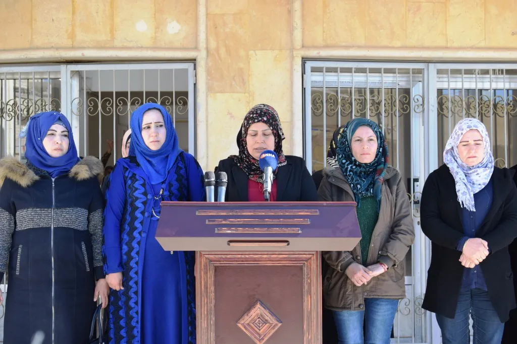 Nûnerên rêveberiyên jin nameyek radestî nûnerên Koalîsyona Navdewletî kirin