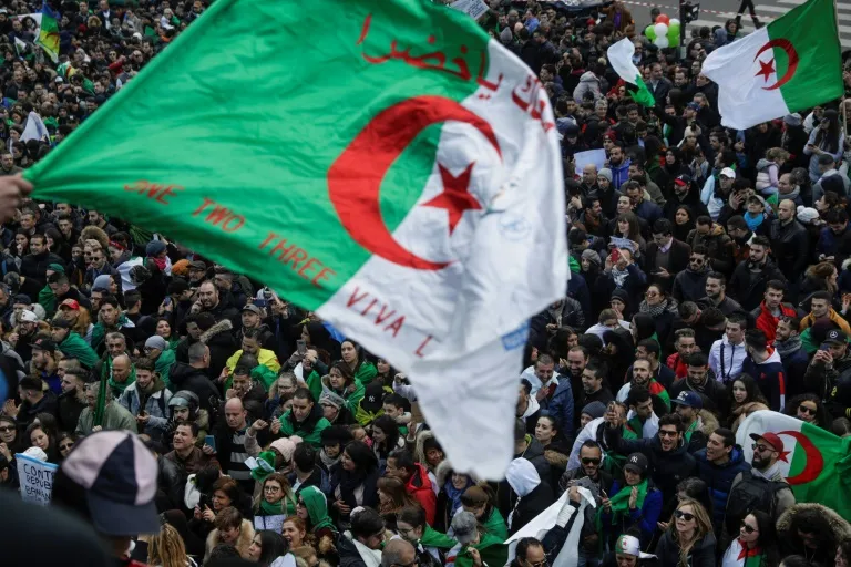 Gelê Cezayîrê ji bo têkbirina hemû kesayetên nêzî rejîma Botefiliqa bi israr e