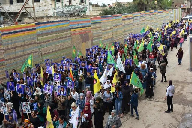 Jinên Tirbespiyê li dijî tecrîdê meşiyan