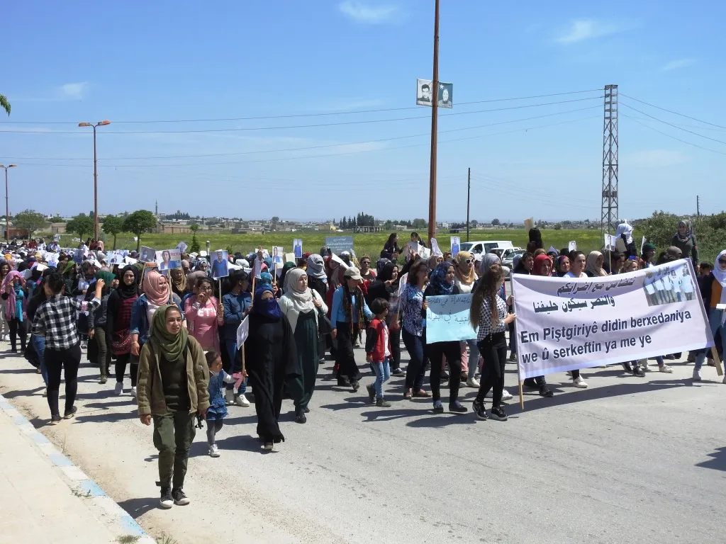 Mamosteyên Girê Spî ji bo piştgiriya çalakiya Leyla Guven meşiyan