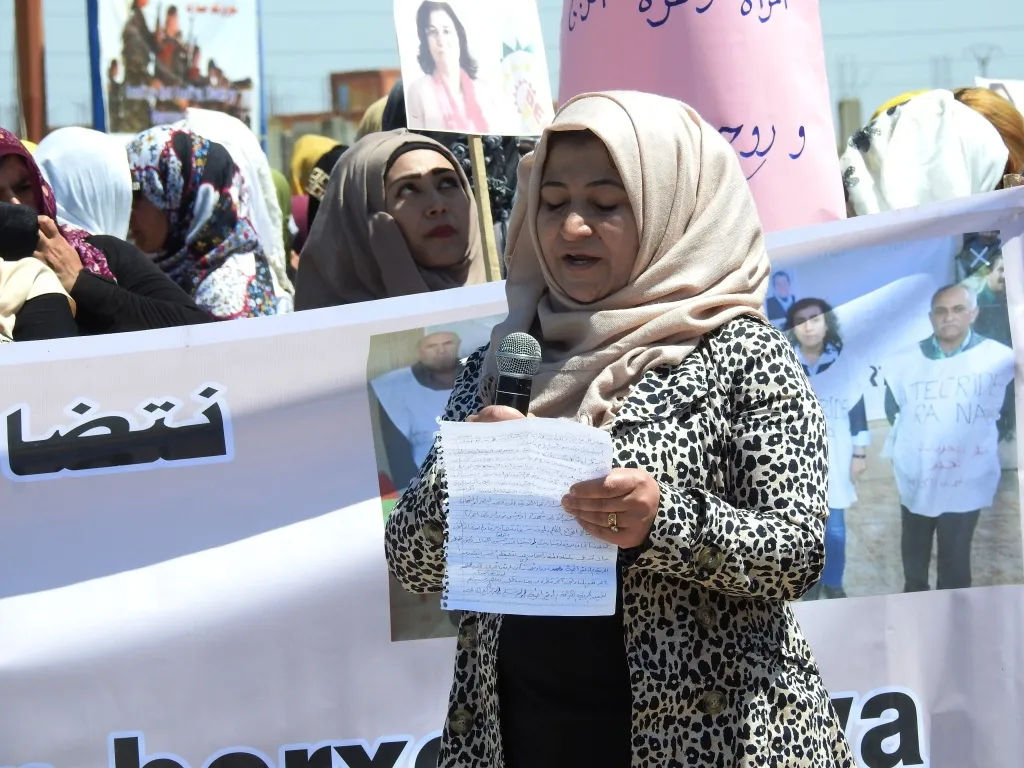 Mamosteyên Girê Spî ji bo piştgiriya çalakiya Leyla Guven meşiyan