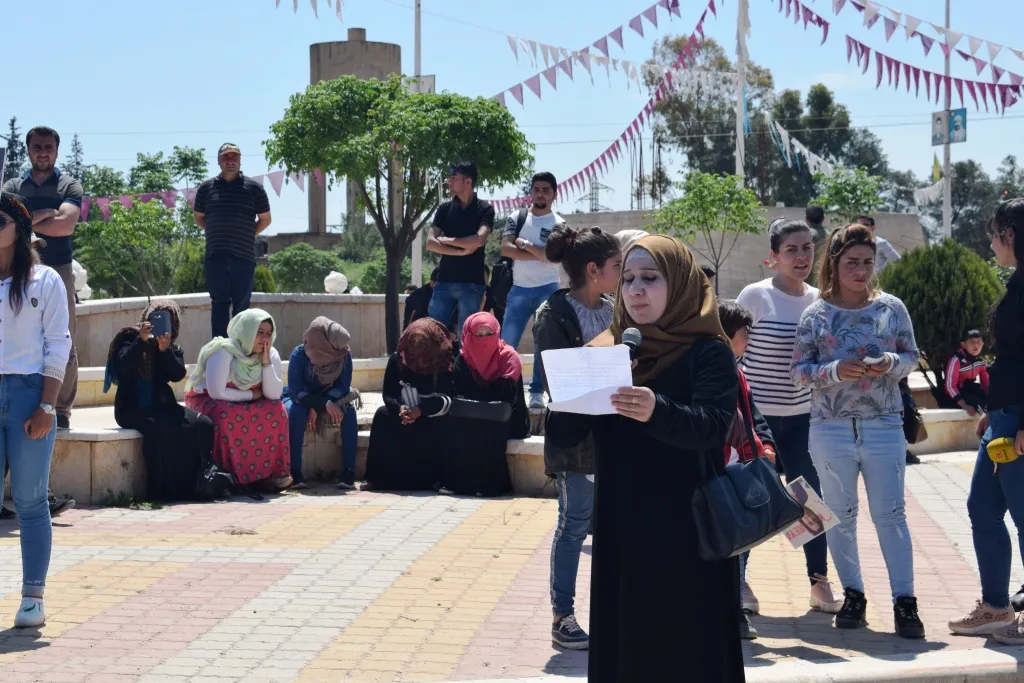 Mamosteyên Girê Spî ji bo piştgiriya çalakiya Leyla Guven meşiyan