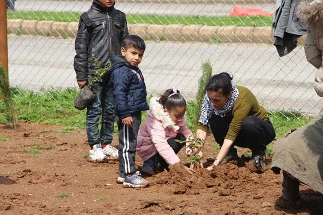 Bi boneya rojbûna Ocalan dar têne çandin