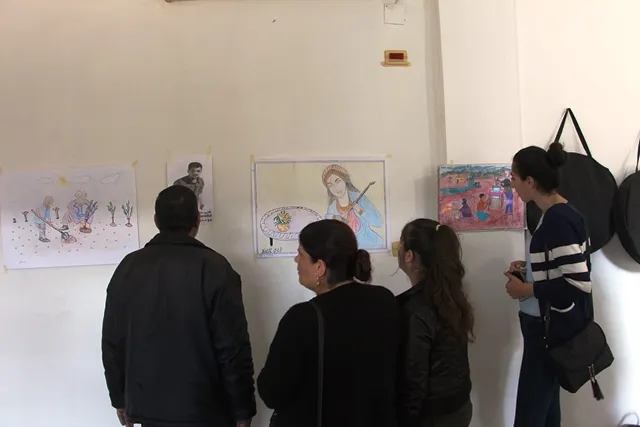 Şêniyên Tirbespiyê li goristana şehîdan dar û kulîlk çandin