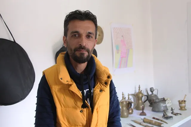 Şêniyên Tirbespiyê li goristana şehîdan dar û kulîlk çandin