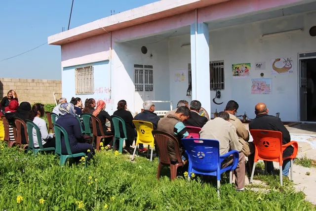 Şêniyên Tirbespiyê li goristana şehîdan dar û kulîlk çandin