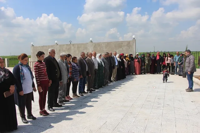 Şêniyên Tirbespiyê li goristana şehîdan dar û kulîlk çandin