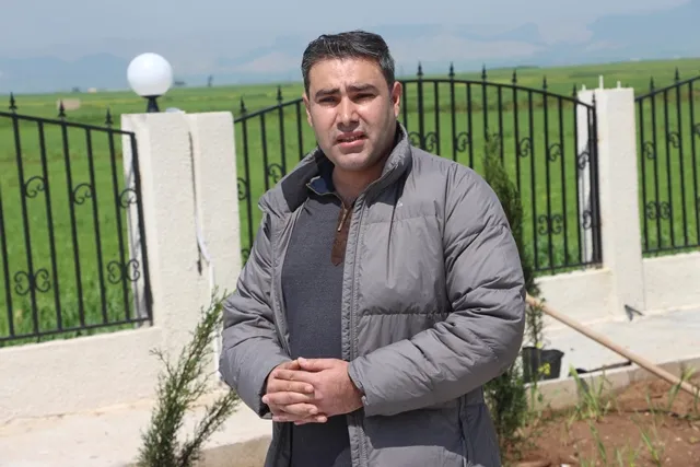 Şêniyên Tirbespiyê li goristana şehîdan dar û kulîlk çandin