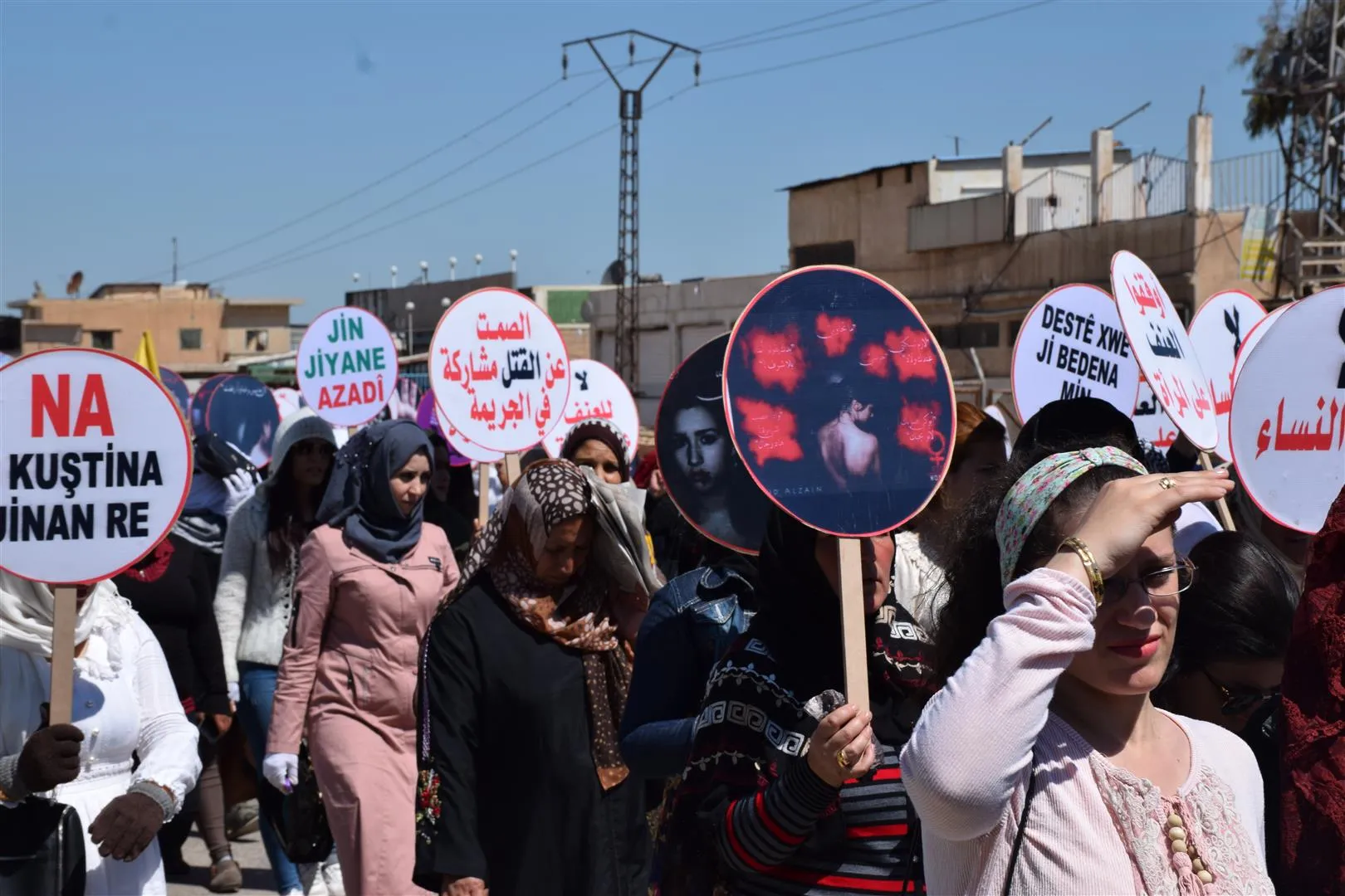 Tevgerên jinan li Hesekê xwepêşandanek li dar xist