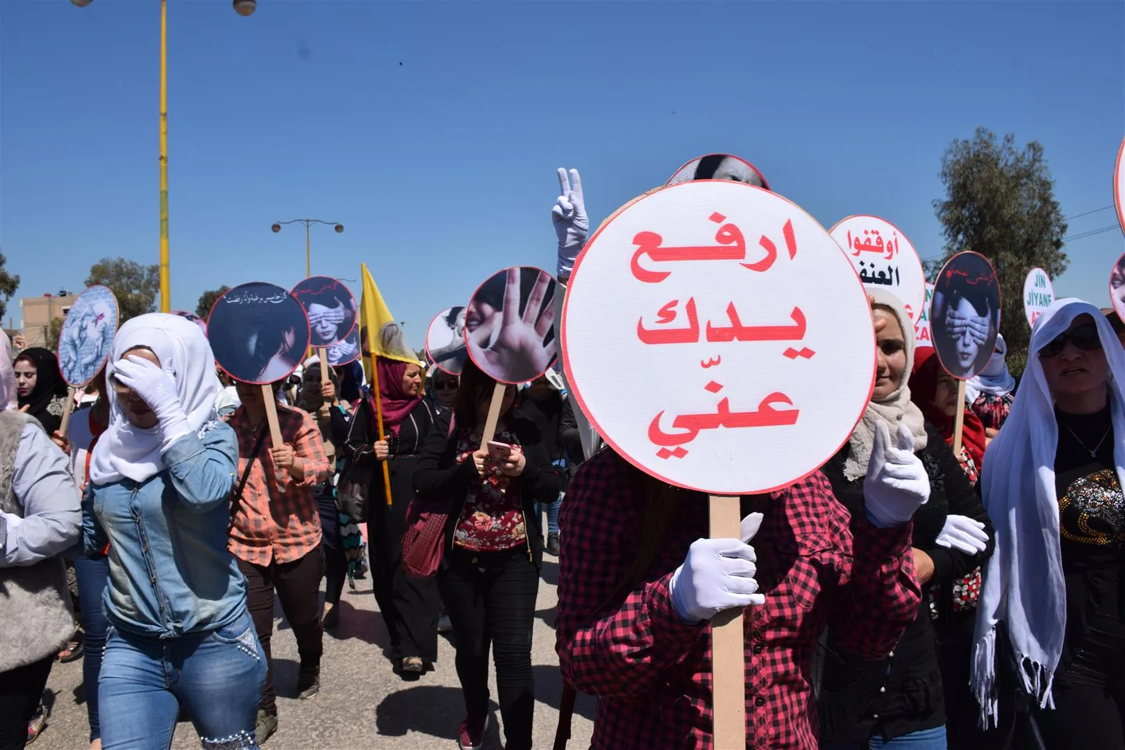 Tevgerên jinan li Hesekê xwepêşandanek li dar xist