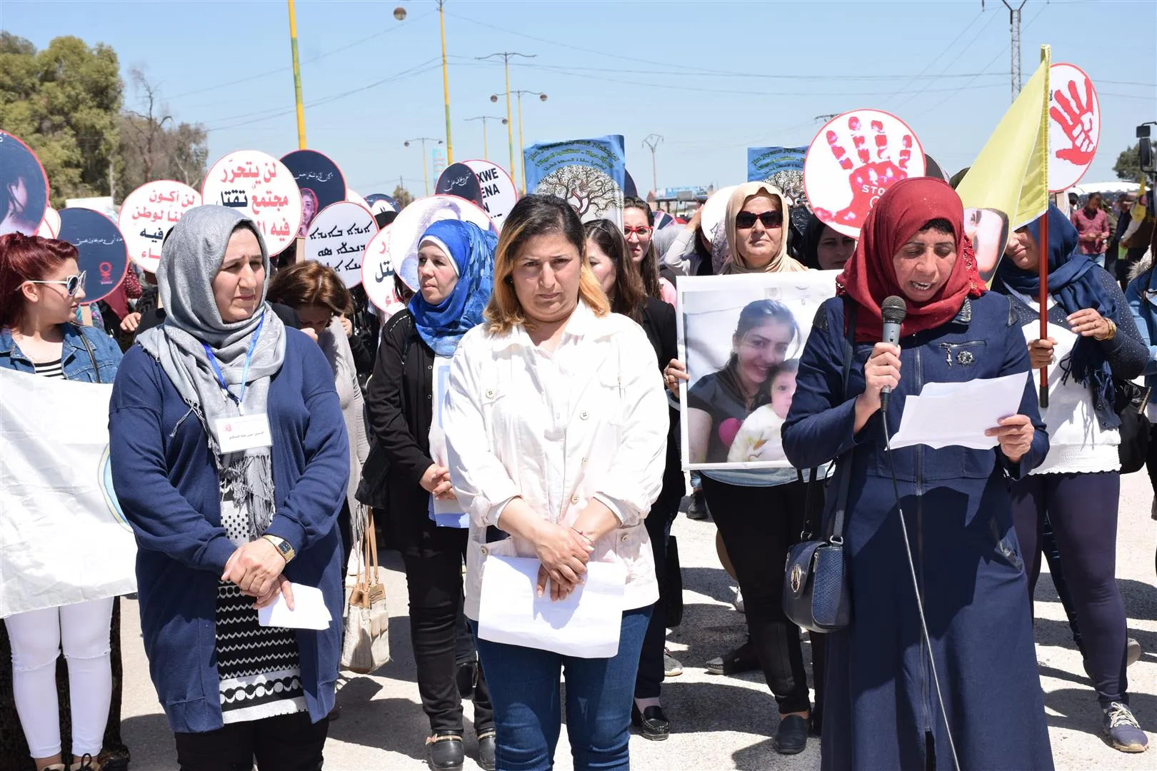 Tevgerên jinan li Hesekê xwepêşandanek li dar xist