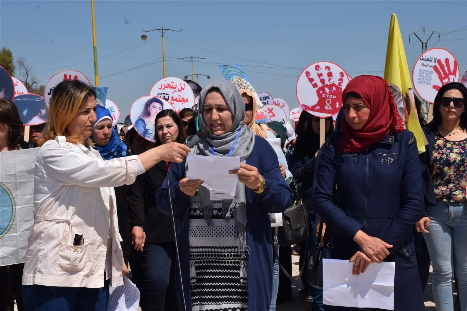 Tevgerên jinan li Hesekê xwepêşandanek li dar xist