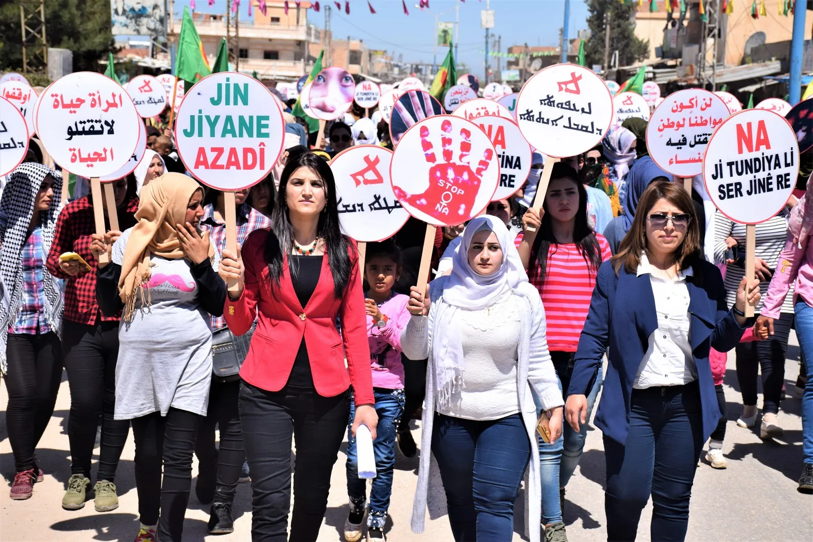 Tevgerên jinan li Hesekê xwepêşandanek li dar xist