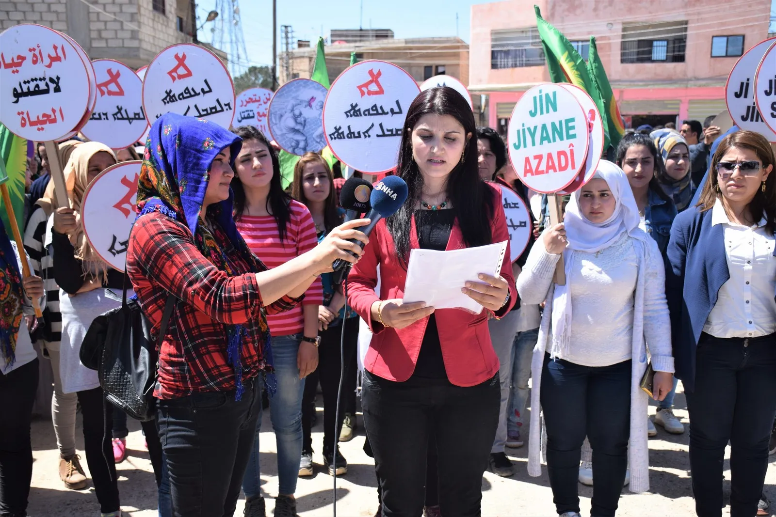 Tevgerên jinan li Hesekê xwepêşandanek li dar xist