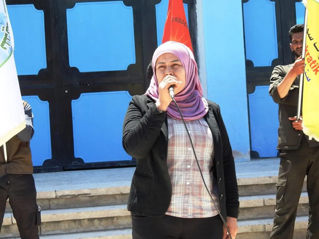 Şêniyên Keramê bi meşekê lêkirina dîwarê li Efrînê şermezar kir