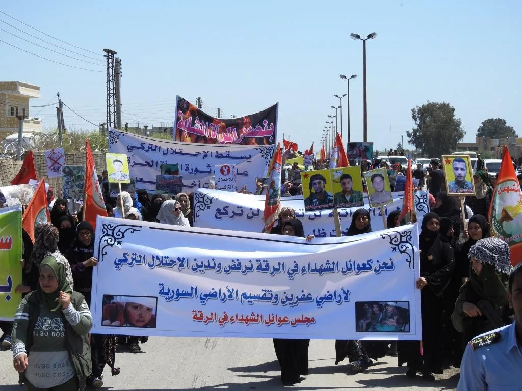Şêniyên Keramê bi meşekê lêkirina dîwarê li Efrînê şermezar kir