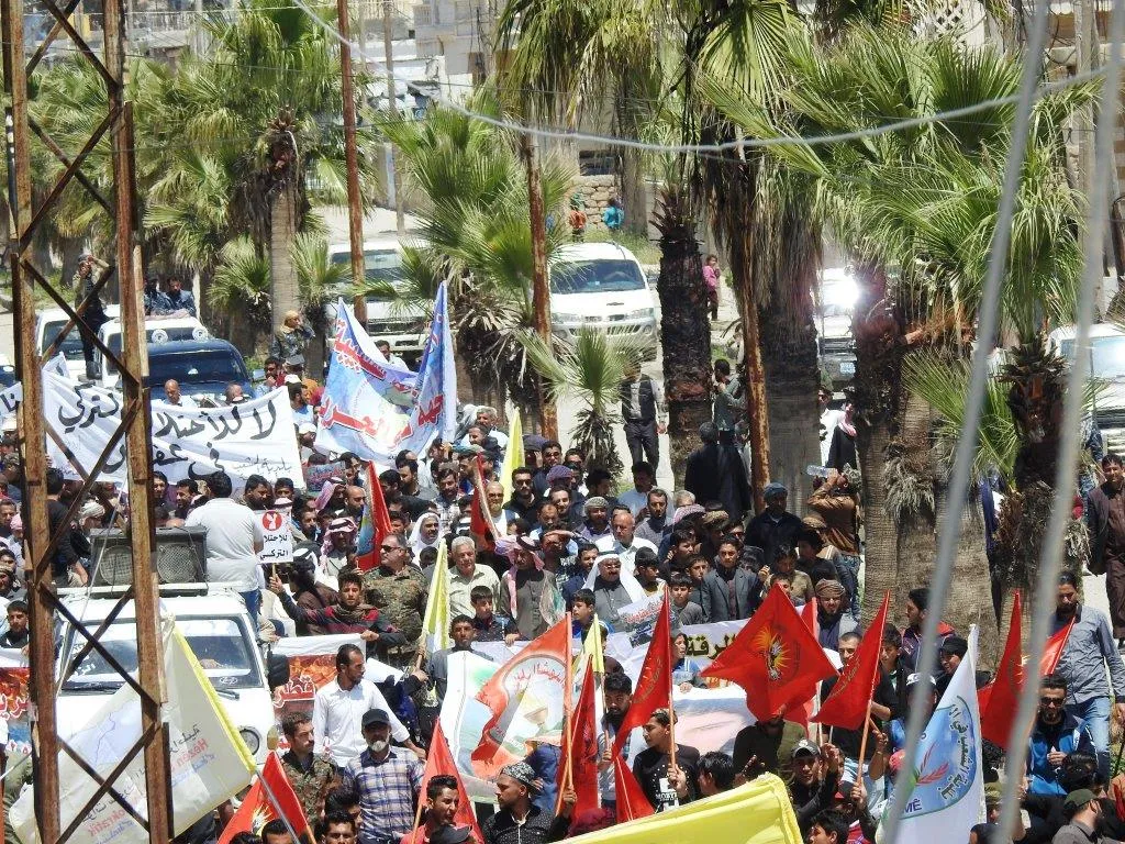 Şêniyên Keramê bi meşekê lêkirina dîwarê li Efrînê şermezar kir