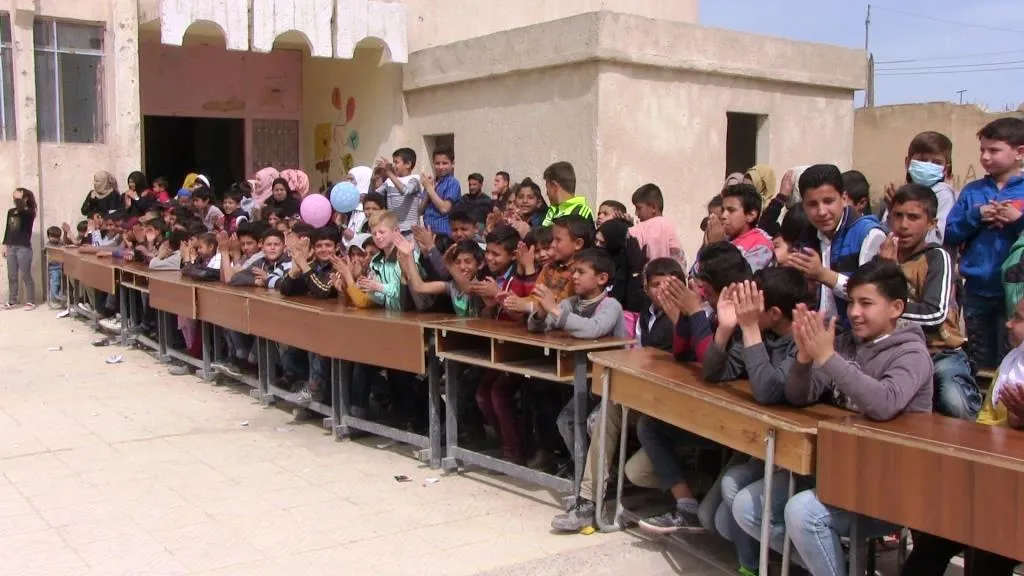 Dibistana ku DAIŞ`ê kiribû cihê îşkenceyê, zarokan pêşangeh lê vekir