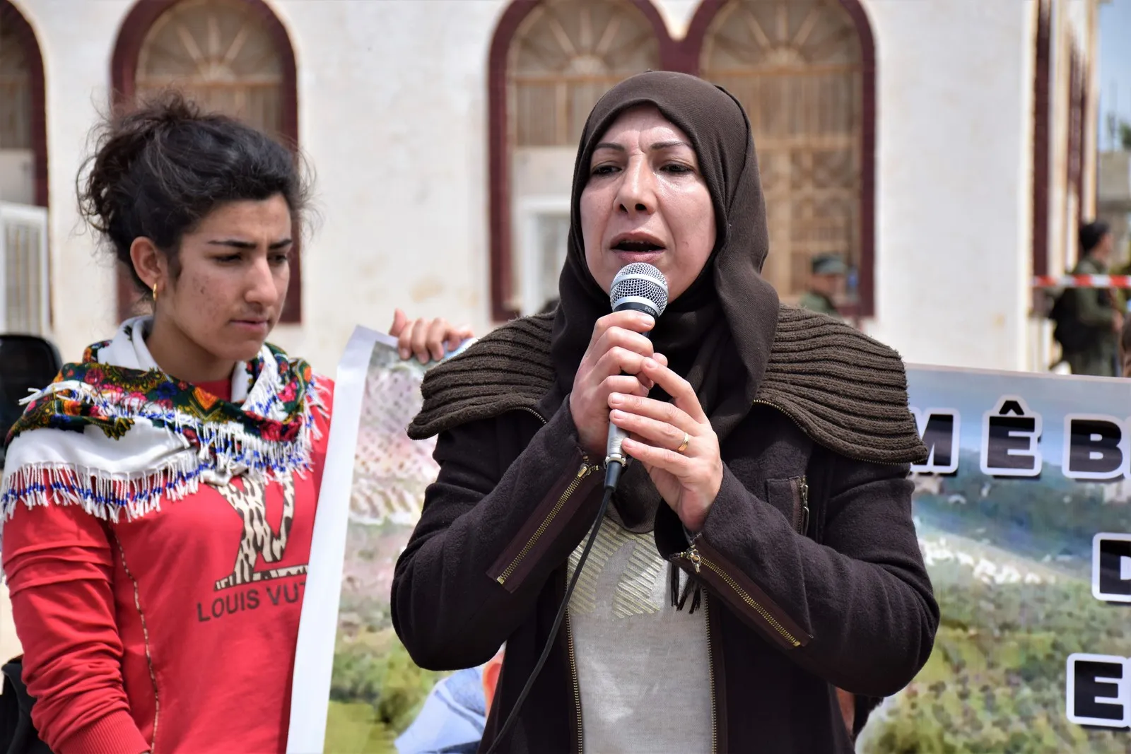Li Zirganê bi hezaran li dijî binpêkirinên Tirkiyê li Efrînê meşiyan