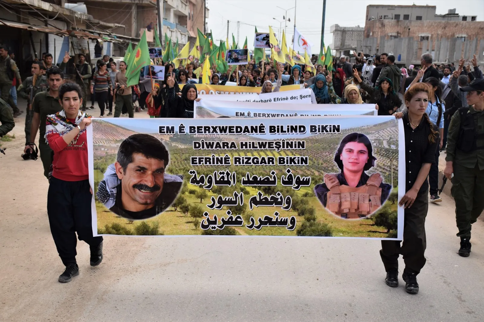 Li Zirganê bi hezaran li dijî binpêkirinên Tirkiyê li Efrînê meşiyan