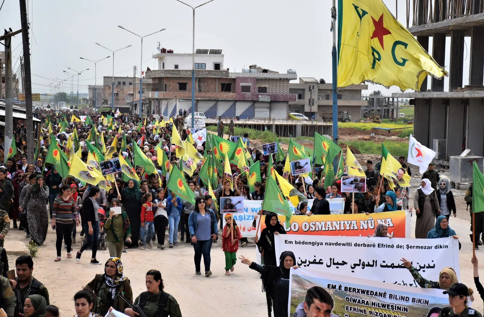 Li Zirganê bi hezaran li dijî binpêkirinên Tirkiyê li Efrînê meşiyan