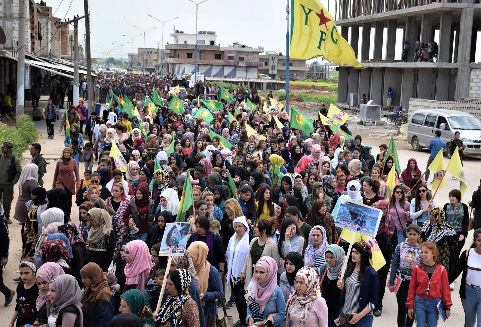 Li Zirganê bi hezaran li dijî binpêkirinên Tirkiyê li Efrînê meşiyan