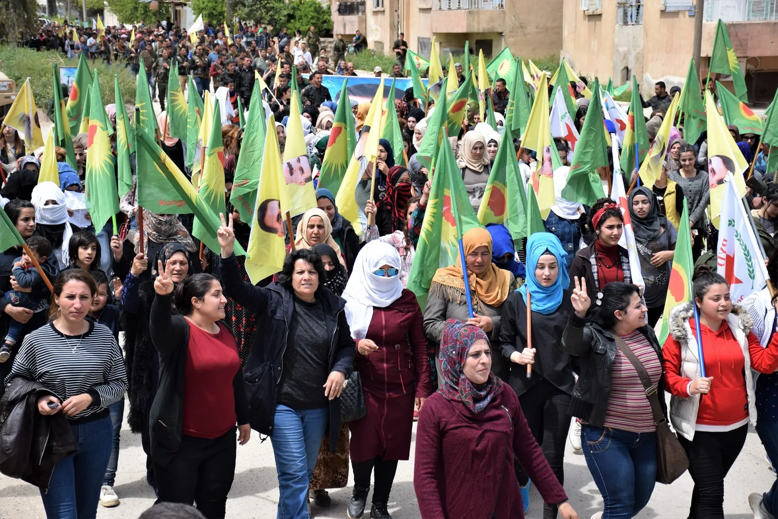 Gelê Serêkaniyê li dijî tecrîd û dagirkeriyê meşiyan