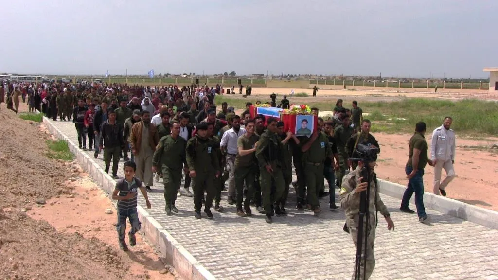Cenazeyê şehîd Ehmed bi merasîmekî girseyî li Reqayê hate veşartin